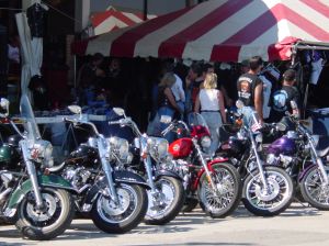 30977_bikes_and_crowd.jpg